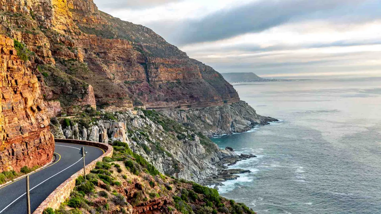 Vejen til Chapmans Peak nær Cape Town er hugget direkte ind i de stejle klipper Vejen til Chapmans Peak nær Cape Town er hugget direkte ind i de stejle klipper