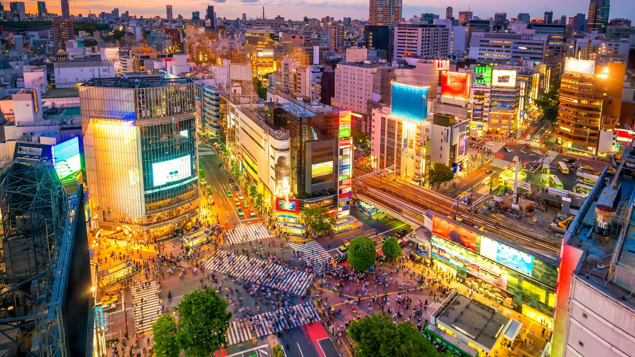 Shibuya-krydset i Tokyo er fyldt med neonlys og storskærme Shibuya-krydset i Tokyo er fyldt med neonlys og storskærme