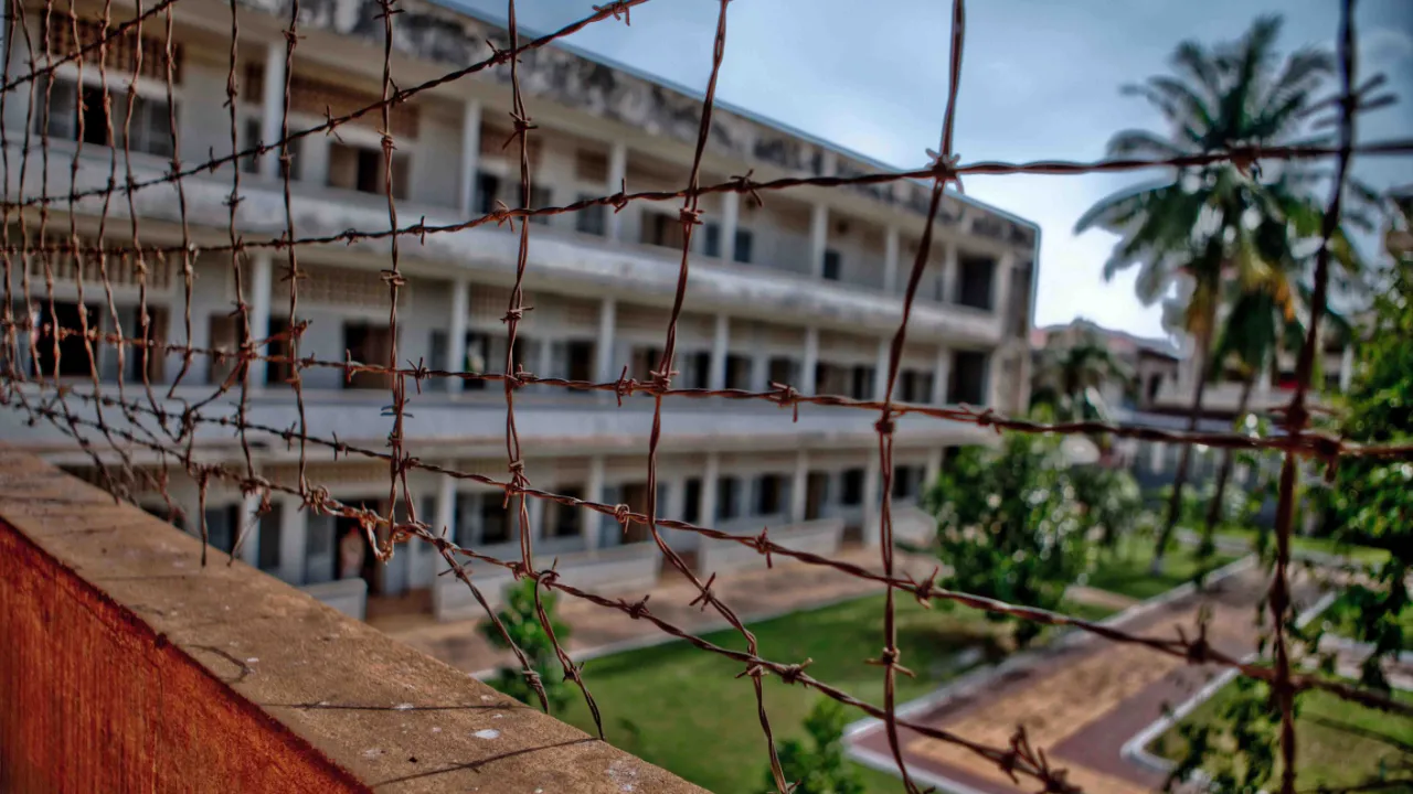 Tuol Sleng-folkemordsmuseet i Phnom Penh, tidligere fængsel under De Røde Khmerers regime Tuol Sleng-folkemordsmuseet i Phnom Penh, tidligere fængsel under De Røde Khmerers regime