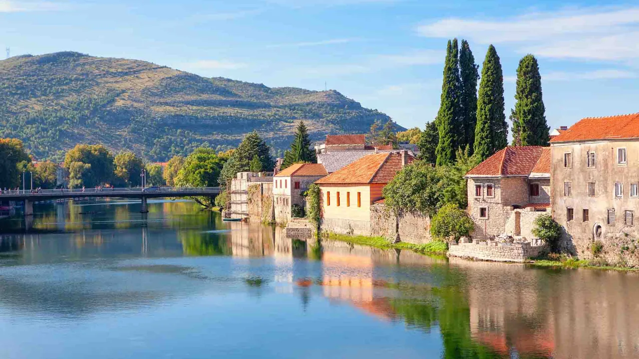 Trebinje – en skjult perle ved floden Trebišnjica, hvor middelhavsstemning og bjergenes ro smelter sammen Trebinje – en skjult perle ved floden Trebišnjica, hvor middelhavsstemning og bjergenes ro smelter sammen