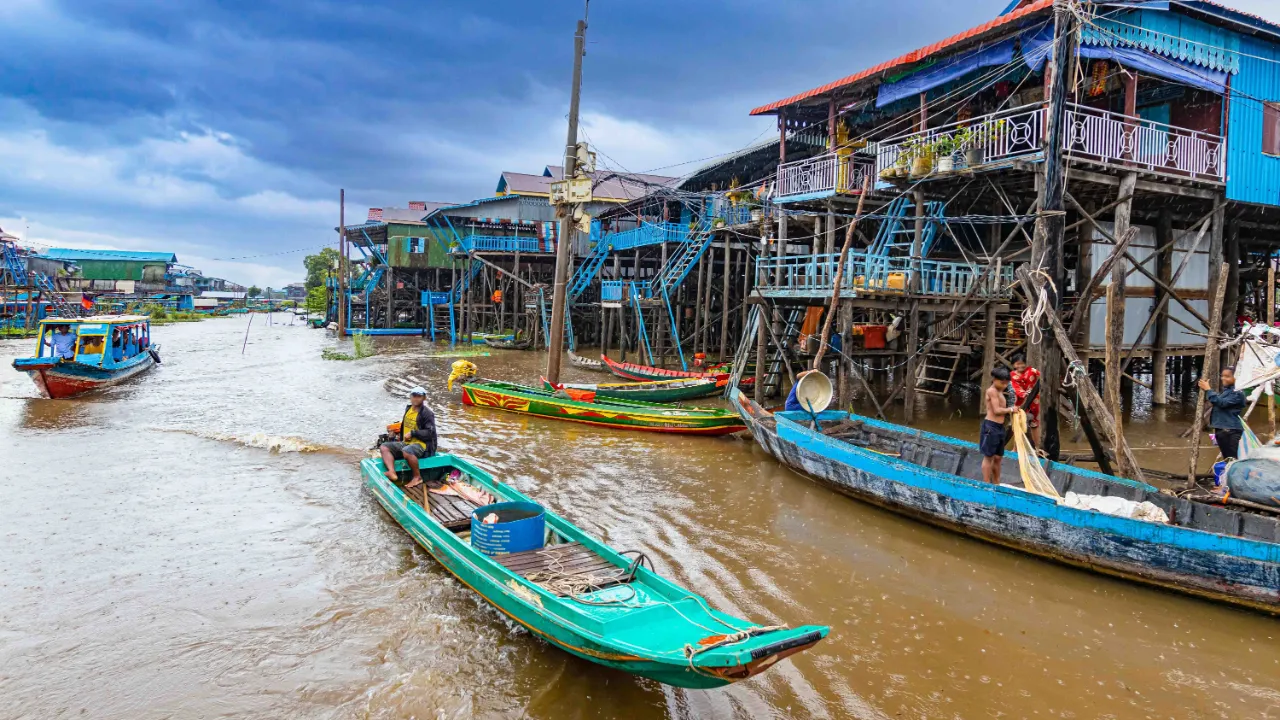 Flydende landsby med traditionelle træhuse og både på Tonlé Sap-søen, Cambodja Flydende landsby med traditionelle træhuse og både på Tonlé Sap-søen, Cambodja