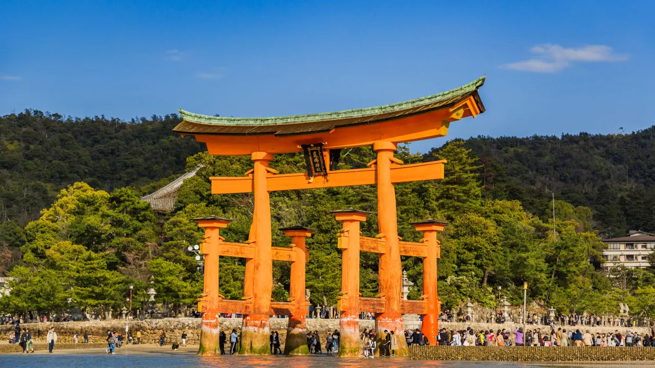 Den ikoniske torii-port ved Itsukushima-helligdommen på Miyajima Den ikoniske torii-port ved Itsukushima-helligdommen på Miyajima