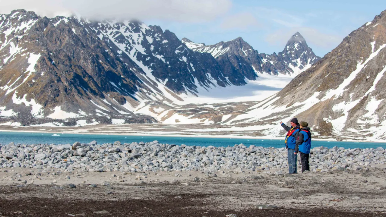 Svalbard består af en gruppe øer - hvor Spitsbergen er den største Svalbard består af en gruppe øer - hvor Spitsbergen er den største