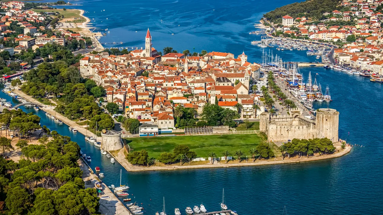 Den gamle bydel i Trogir er kendt for sin velbevarede middelalderarkitektur Den gamle bydel i Trogir er kendt for sin velbevarede middelalderarkitektur