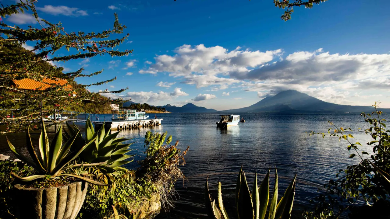 Udsigt over den smukke Atitlán-sø i Guatemala, med vulkaner i baggrunden Udsigt over den smukke Atitlán-sø i Guatemala, med vulkaner i baggrunden