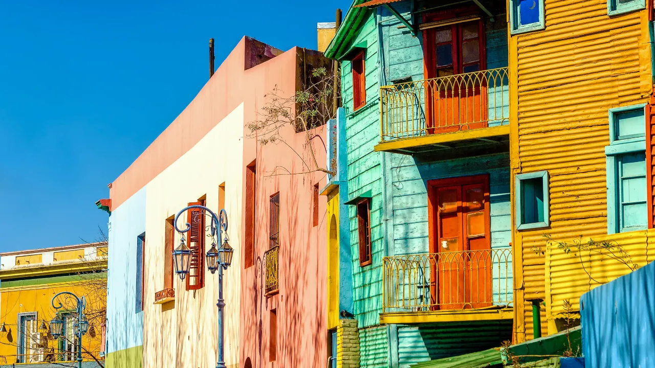 Klare farver, smalle gader og sydamerikansk charme. La Boca er et af Buenos Aires’ mest fotogene kvarterer Klare farver, smalle gader og sydamerikansk charme. La Boca er et af Buenos Aires’ mest fotogene kvarterer