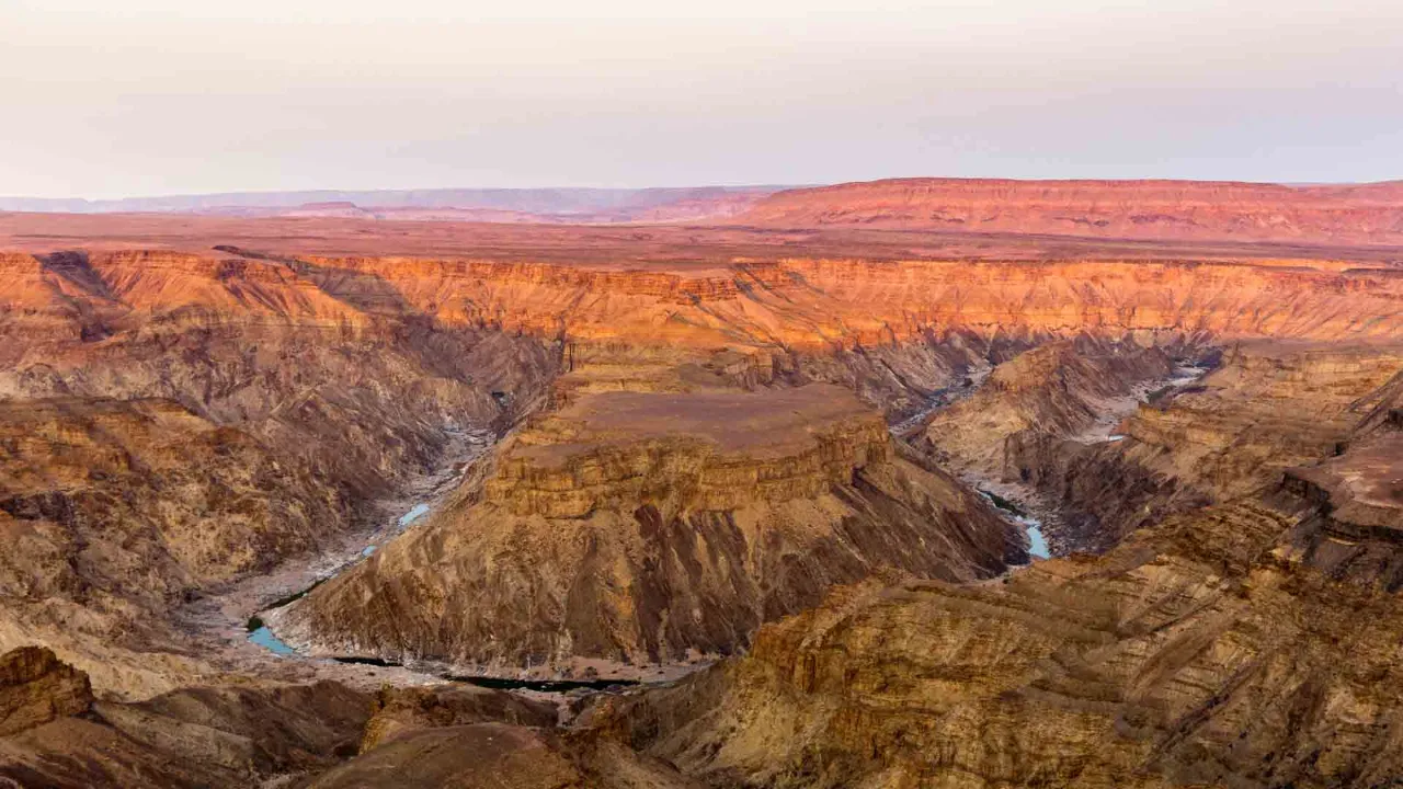 Fish River Canyon i Namibia - Afrikas største kløft - 160 km lamg, 27 km bred og 550 m dyb Fish River Canyon i Namibia - Afrikas største kløft - 160 km lamg, 27 km bred og 550 m dyb