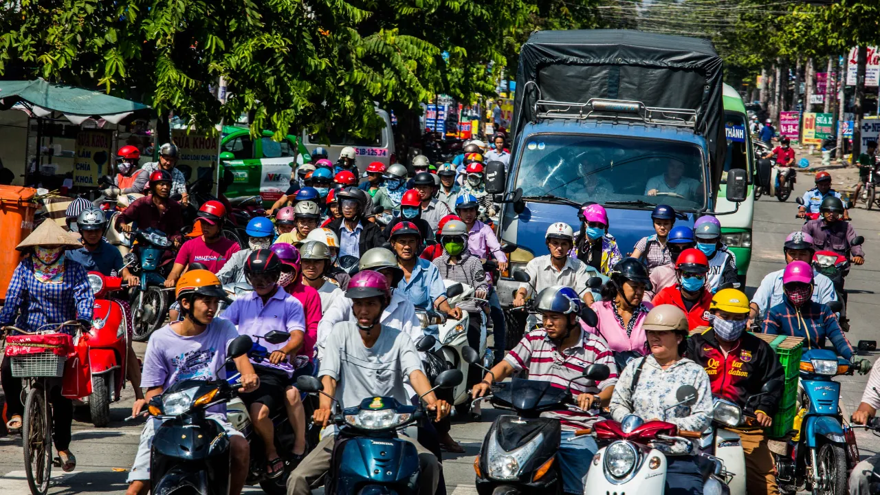 God idé at køre med styrthjelm i Ho Chi Minh City God idé at køre med styrthjelm i Ho Chi Minh City