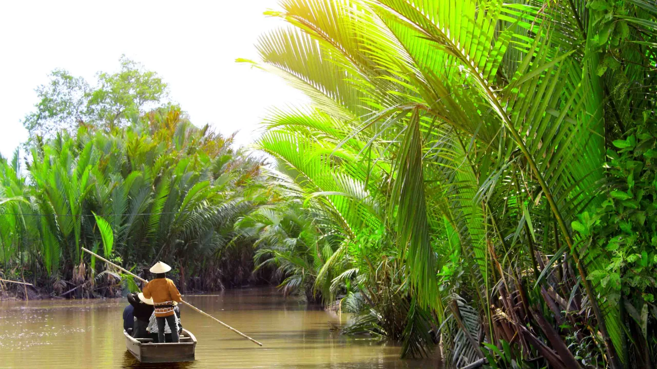 Mekong-floden er cirka 4.350 km lang og er en af Asiens længste floder Mekong-floden er cirka 4.350 km lang og er en af Asiens længste floder