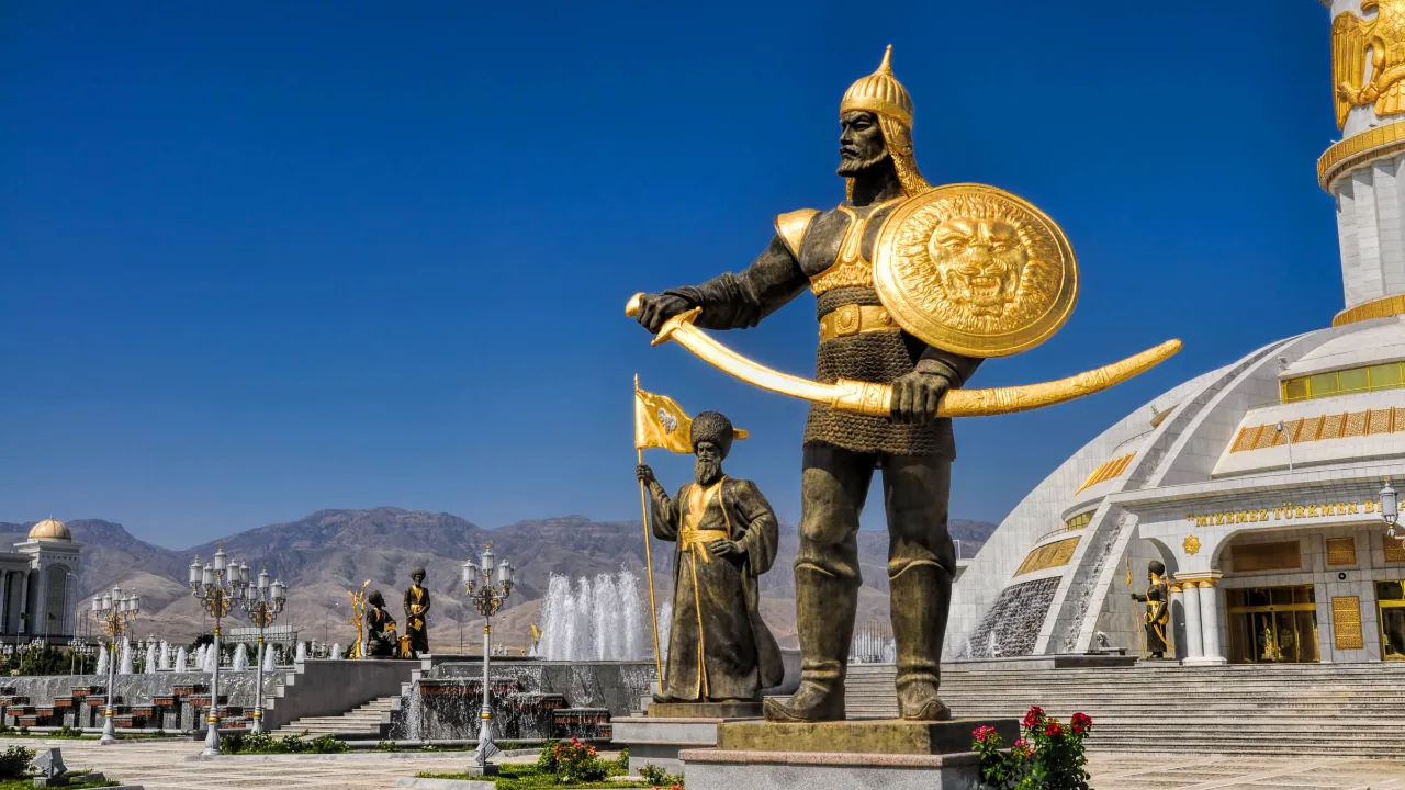 Asjchabad, Turkmenistan – monumentet for landets uafhængighed med gyldne krigerstatuer