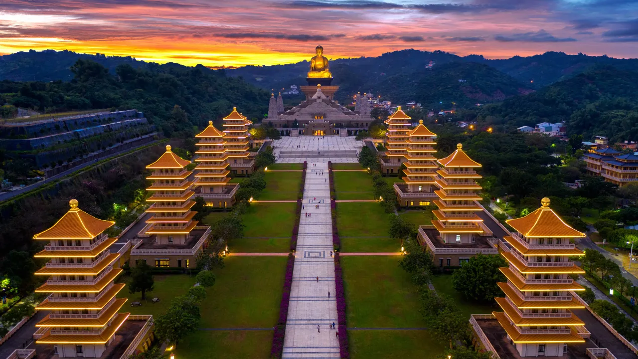 Fo Guang Shan Buddha Museum ved solopgang Fo Guang Shan Buddha Museum ved solopgang