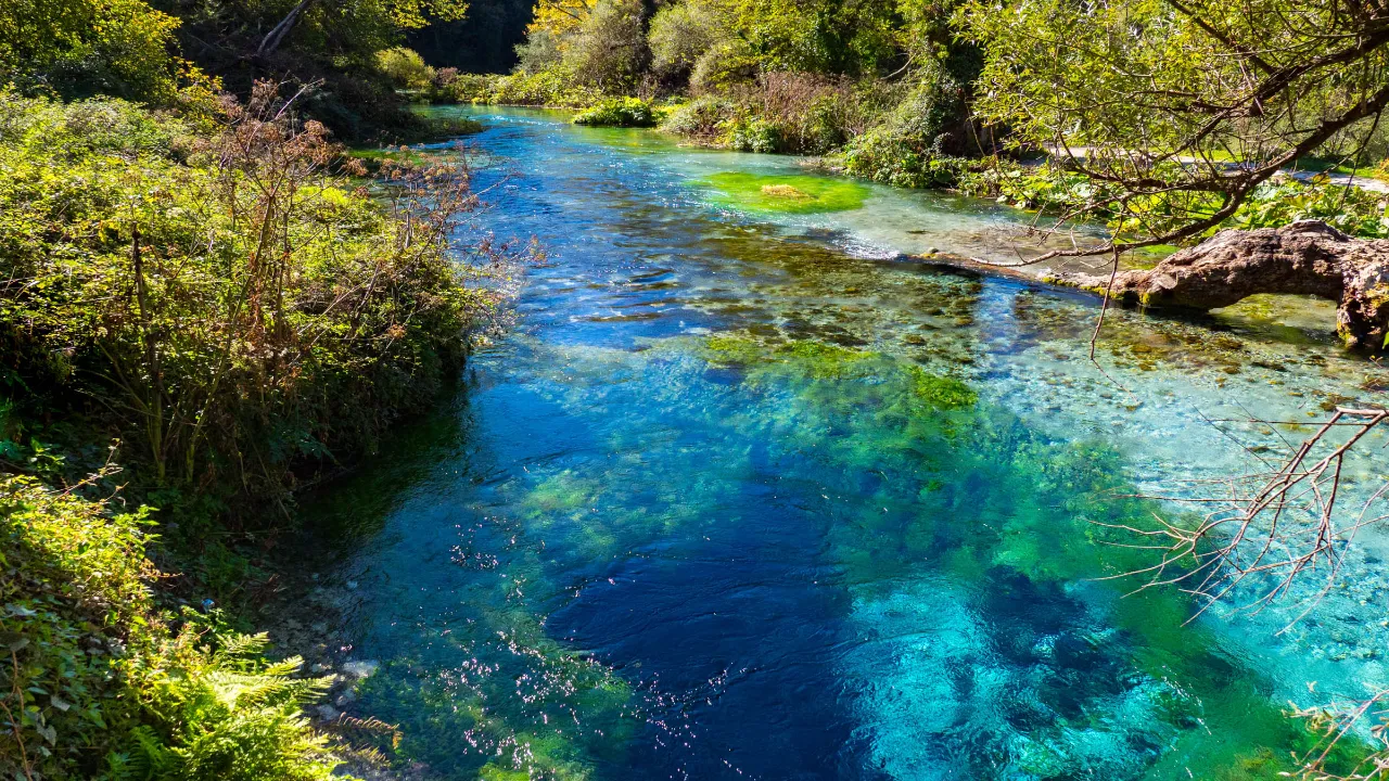 Syri i Kaltër (Det Blå Øje), Albanien – en naturskøn kilde med krystalklart, turkisblåt vand Syri i Kaltër (Det Blå Øje), Albanien – en naturskøn kilde med krystalklart, turkisblåt vand