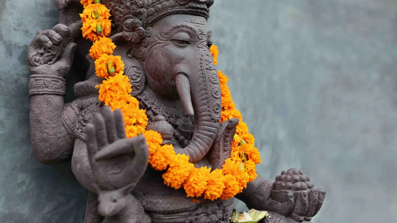 Ganesha-statue med blomsterkrans