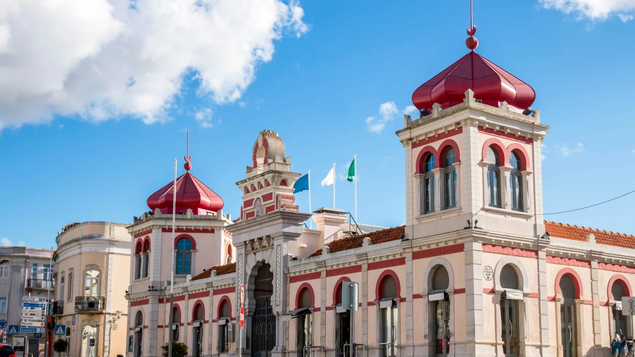Den historiske markedsbygning i Loulé med de karakteristiske røde kupler Den historiske markedsbygning i Loulé med de karakteristiske røde kupler