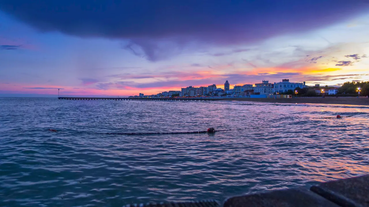 Solnedgang over stranden og Adriaterhavet ved Jesolo