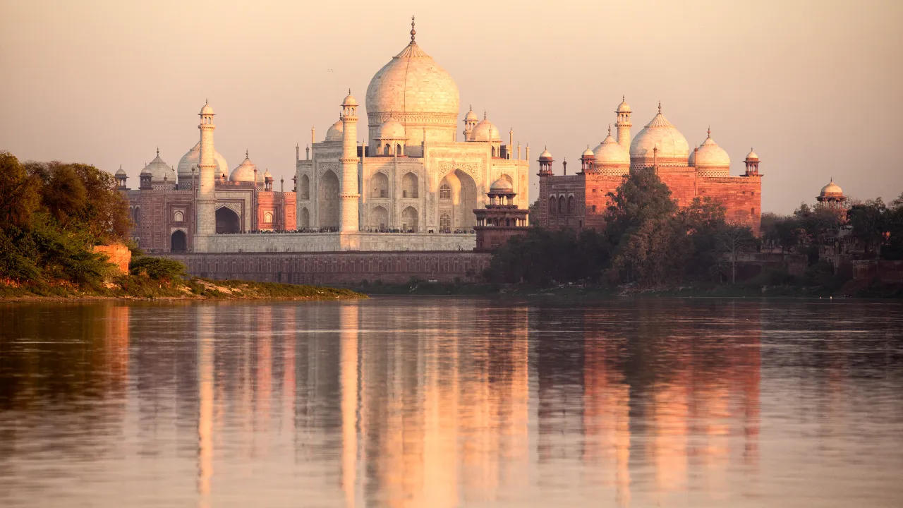 Udsigt til Taj Mahal over Yamuna-floden Udsigt til Taj Mahal over Yamuna-floden