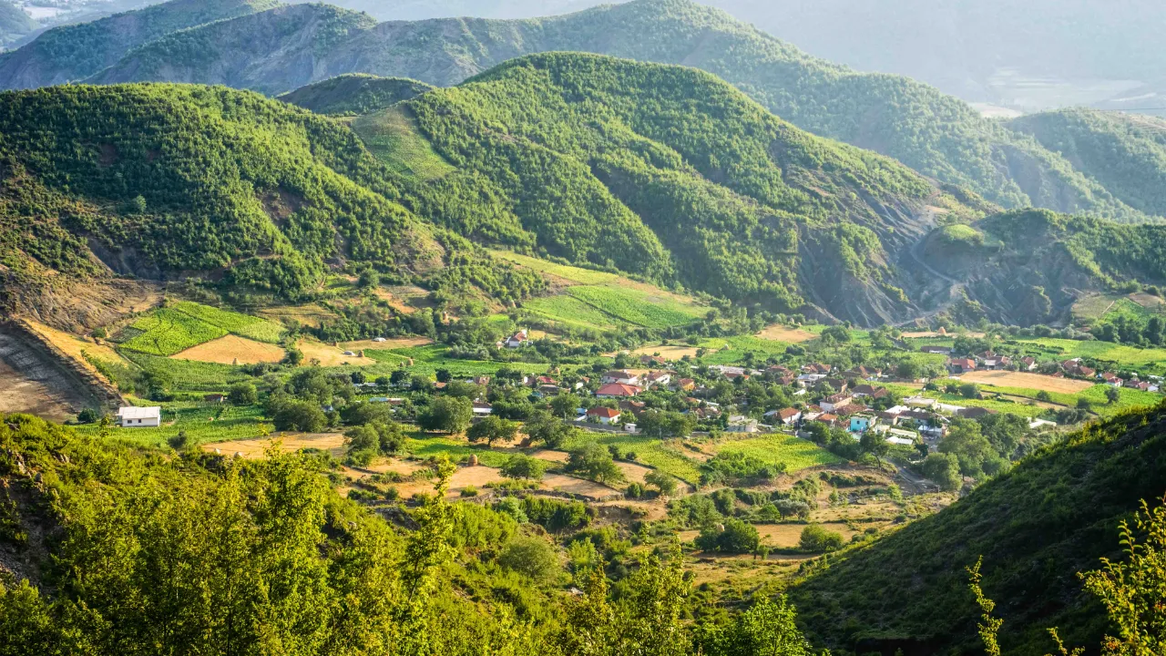 Elbasan, Albanien – en historisk by, kendt for sin osmanniske fæstning, gamle moskéer og livlige kulturarv Elbasan, Albanien – en historisk by, kendt for sin osmanniske fæstning, gamle moskéer og livlige kulturarv