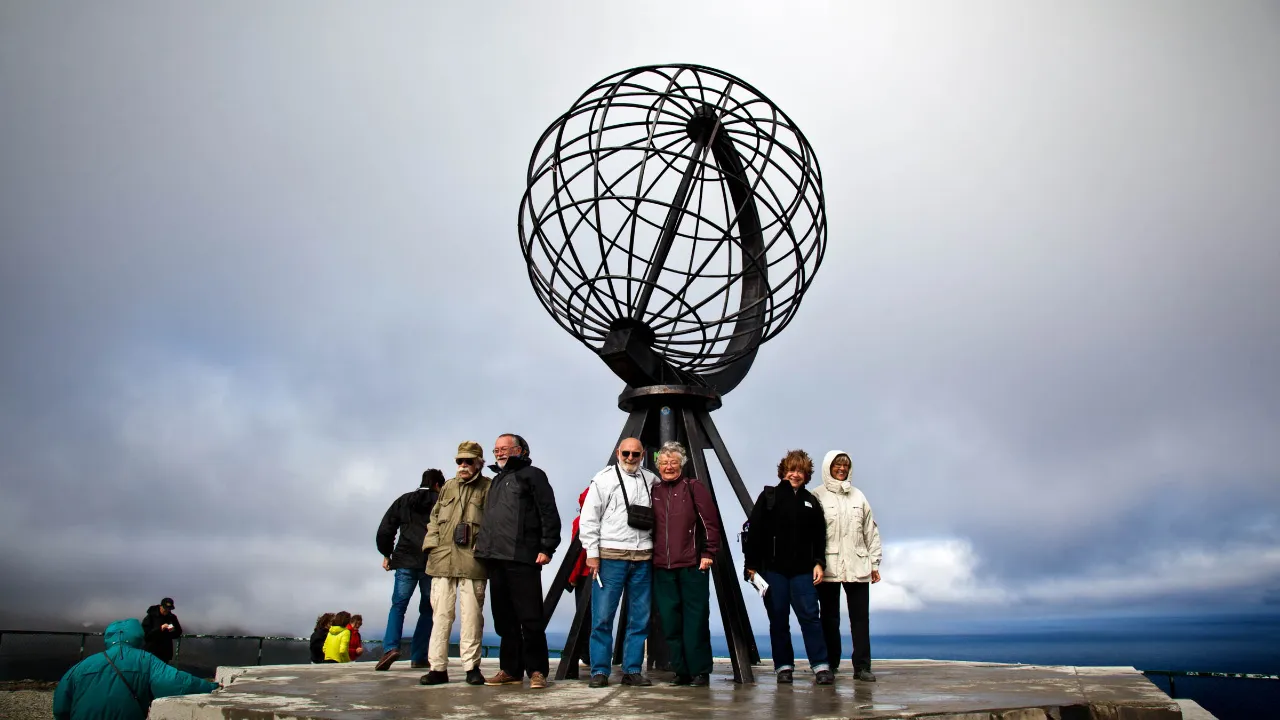Den ikoniske globus på Nordkap, et af Norges mest kendte vartegn Den ikoniske globus på Nordkap, et af Norges mest kendte vartegn