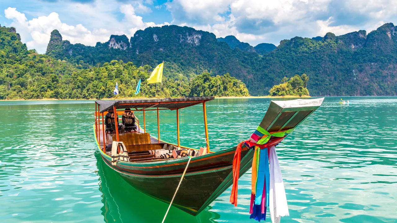Traditionel thailandsk longtail-båd i Khao Sok Nationalpark