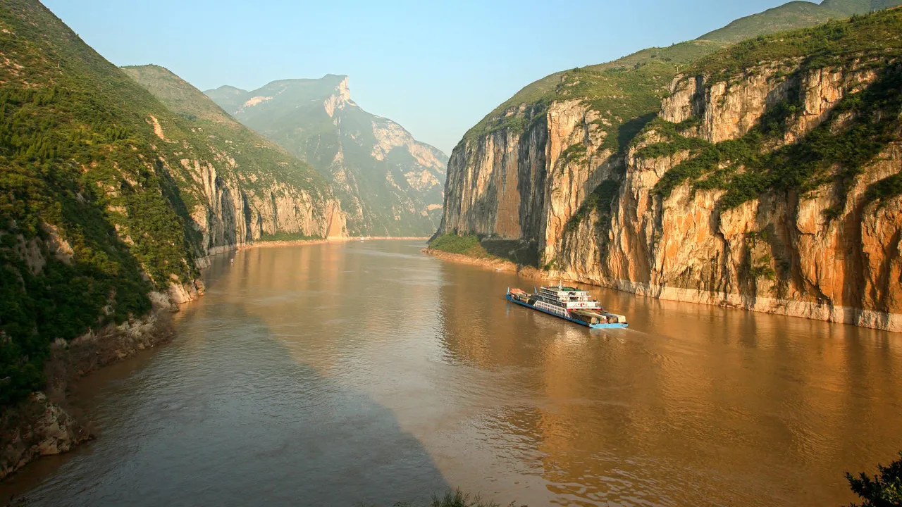 Kuimen Gate er den naturlige "port" til Qutang-kløften – den første og smalleste af De Tre Kløfter på Yangtze-floden Kuimen Gate er den naturlige "port" til Qutang-kløften – den første og smalleste af De Tre Kløfter på Yangtze-floden