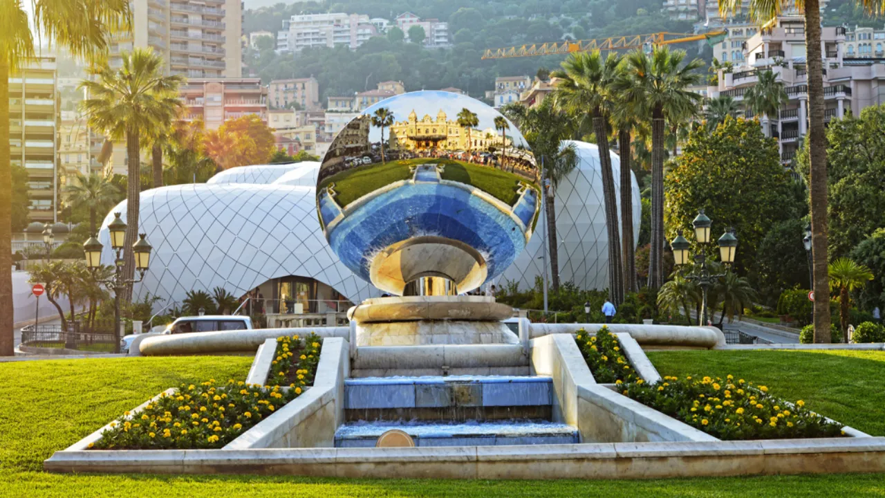 Sky Mirror i Monte Carlo – placeret foran Casino de Monte-Carlo