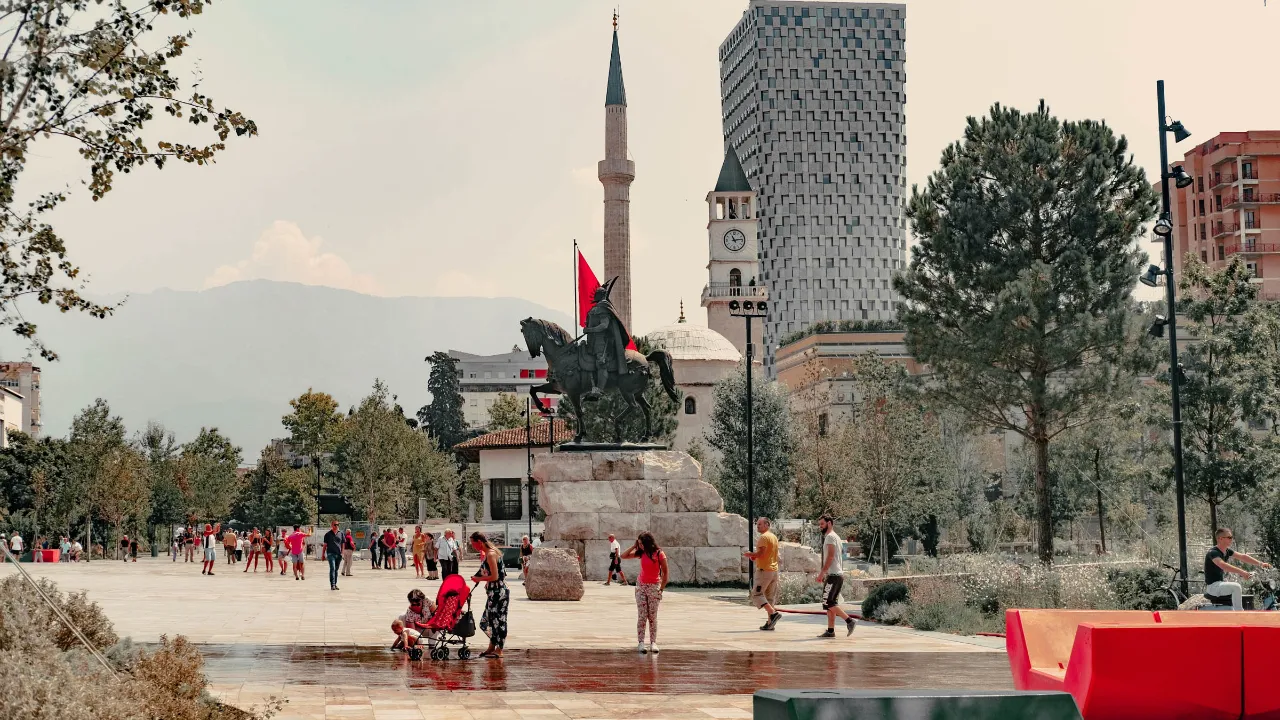 Tirana med Skanderbeg-statuen Tirana med Skanderbeg-statuen