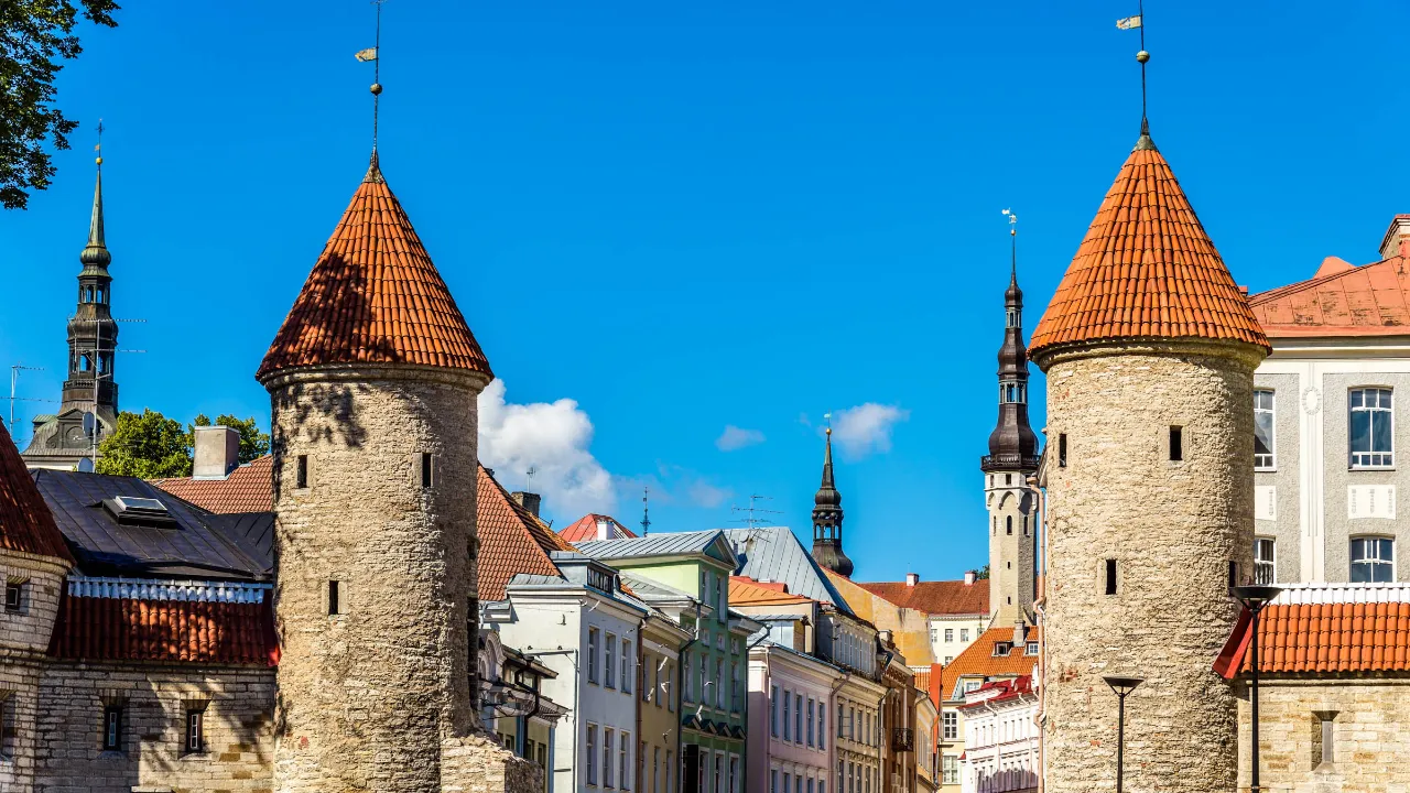 Viru-portene, indgangen til den middelalderlige gamle bydel i Tallinn, Estland, med de karakteristiske tårne