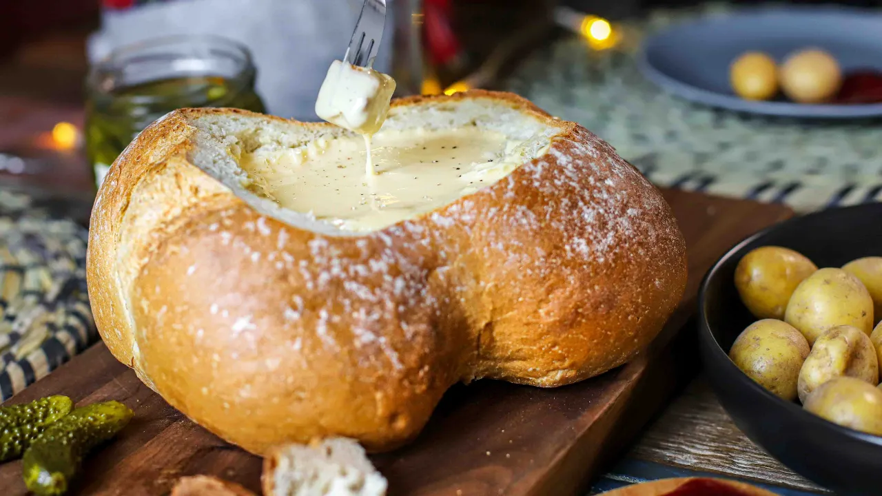 Traditionel schweizisk ostefondue med Gruyère Traditionel schweizisk ostefondue med Gruyère