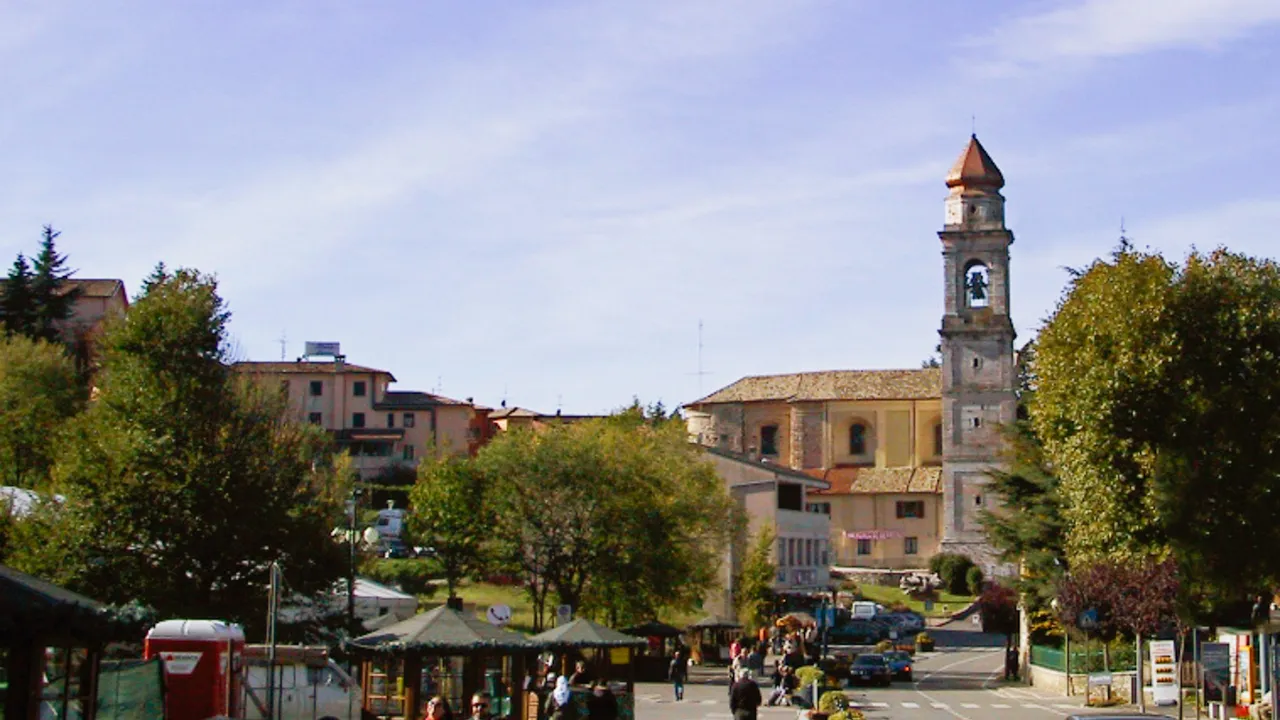 Bybillede fra San Zeno di Montagna i Veneto med kirketårn og byliv