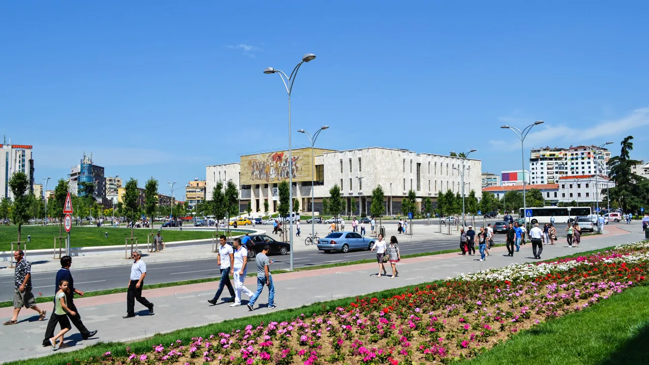 Tiranas centrale Skanderbeg-plads med det nationale historiske museum i baggrunden Tiranas centrale Skanderbeg-plads med det nationale historiske museum i baggrunden
