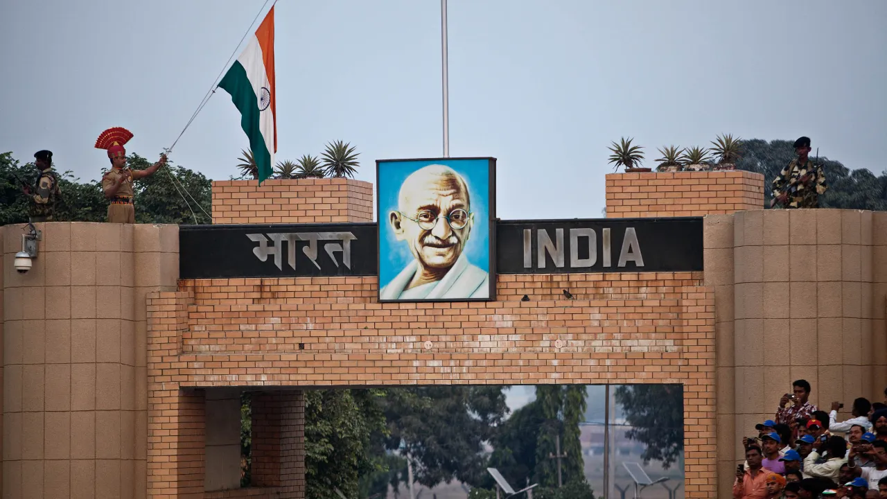 Indiens grænsepost ved Wagah-grænsen mellem Indien og Pakistan med portræt af Mahatma Gandhi og det indiske flag Indiens grænsepost ved Wagah-grænsen mellem Indien og Pakistan med portræt af Mahatma Gandhi og det indiske flag