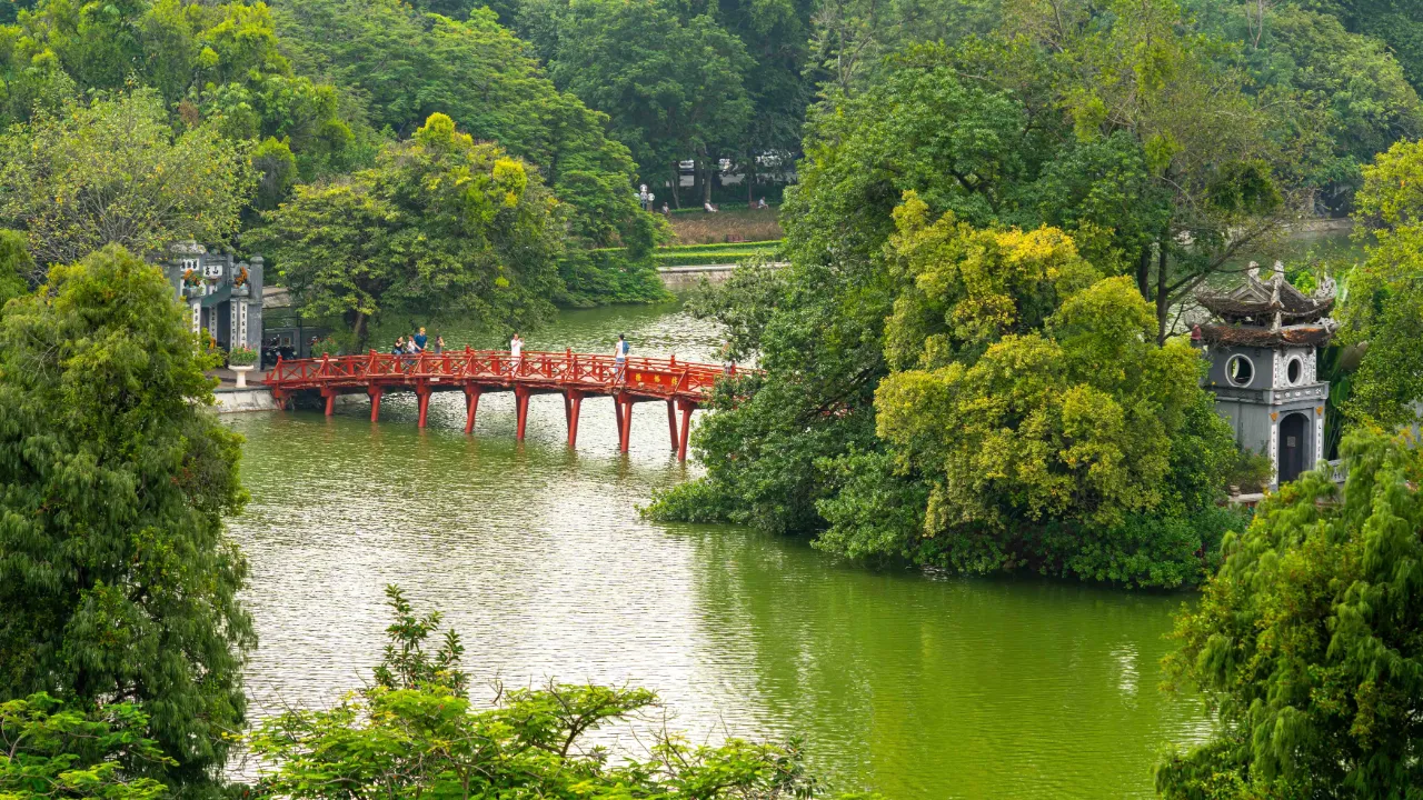 Den Røde Bro (Huc-broen) over Hoan Kiem-søen i Hanoi Den Røde Bro (Huc-broen) over Hoan Kiem-søen i Hanoi
