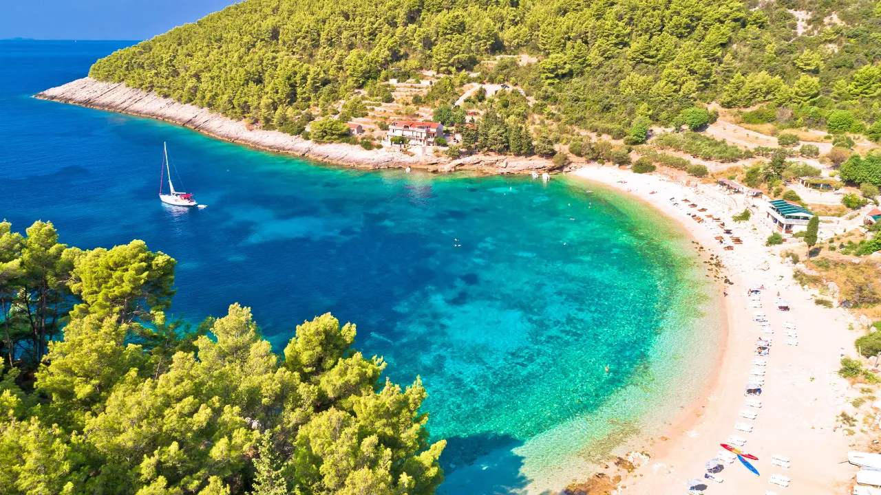 Korčulas strand med turkisblåt hav Korčulas strand med turkisblåt hav