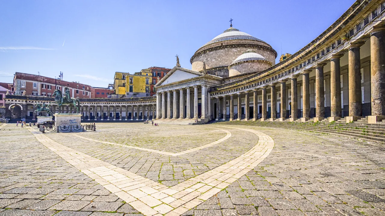 Piazza del Plebiscito i Napoli med den imponerende basilika San Francesco di Paola