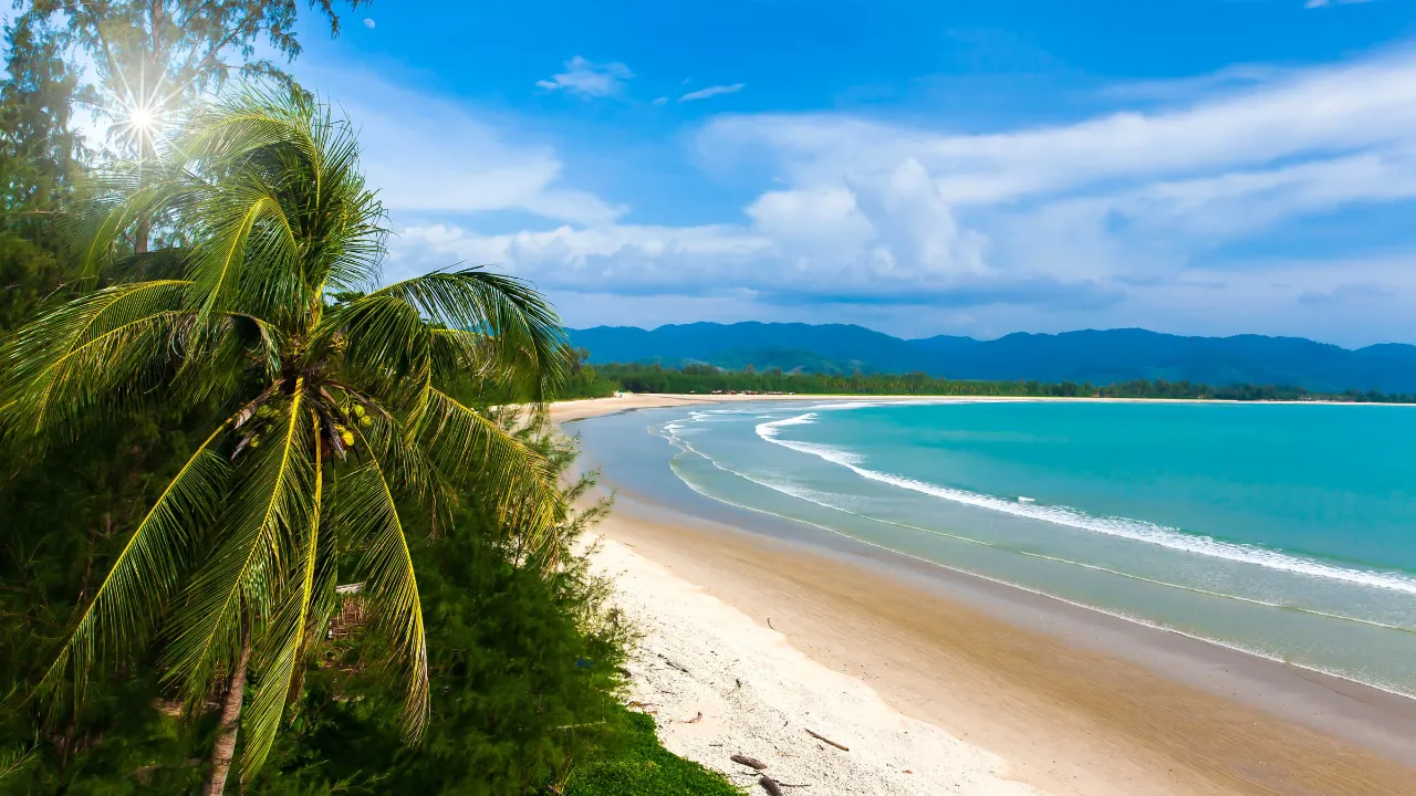 Det tyrkisblå vand lokker i Khao Lak