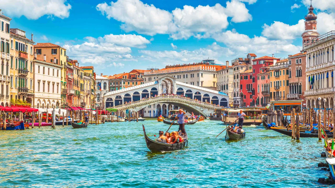 Gondoler på Canal Grande foran den ikoniske Rialtobro