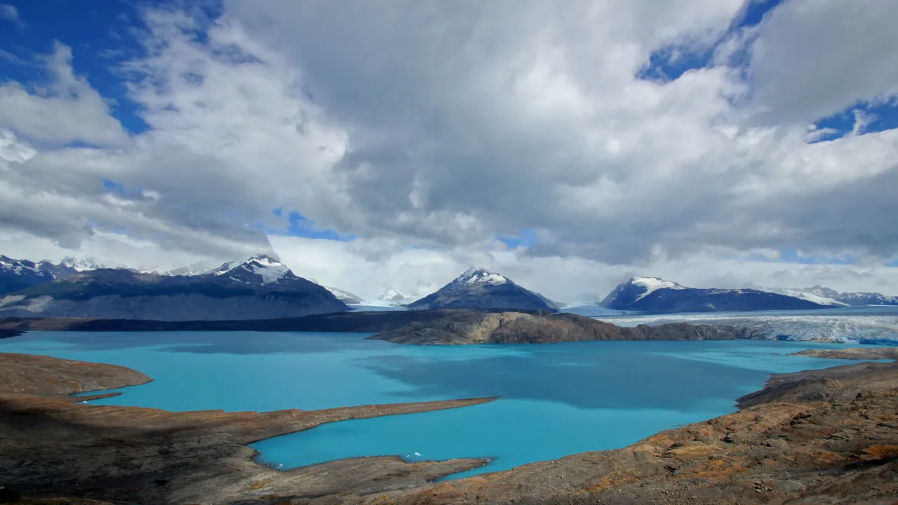 Udsigt over den turkisblå sø ved Upsala-gletsjeren i Los Glaciares Nationalpark