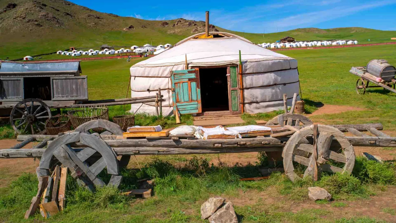 En traditionel mongolsk ger med nomadelejr i baggrunden En traditionel mongolsk ger med nomadelejr i baggrunden