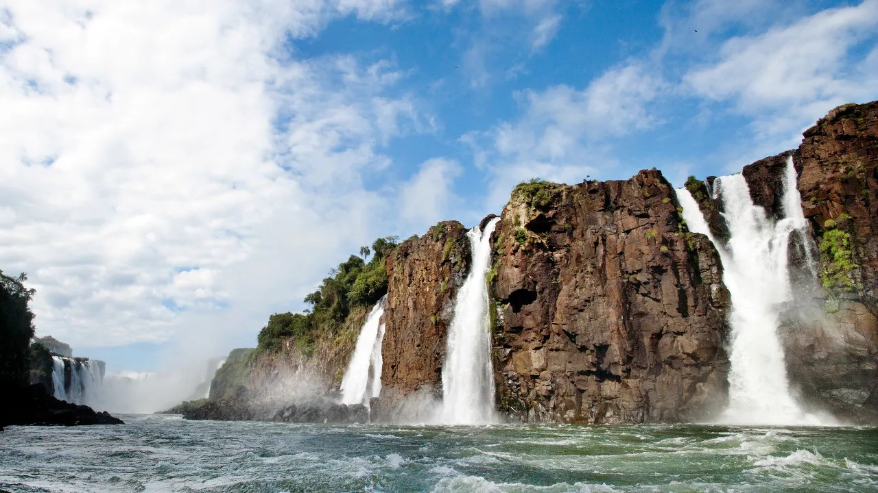 Iguazú-vandfaldene breder sig over næsten tre kilometer på grænsen mellem Argentina og Brasilien
