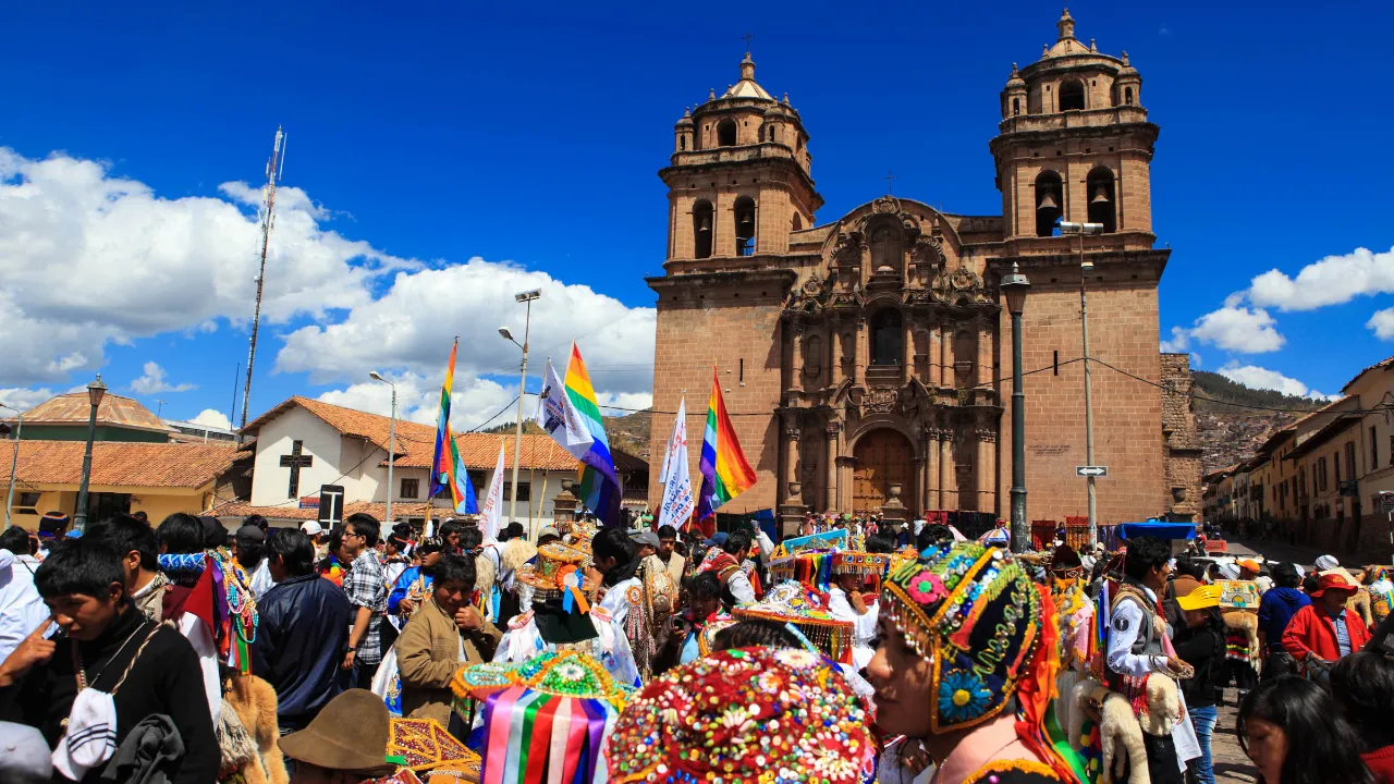 Traditionel fest i Cusco med farver og musik Traditionel fest i Cusco med farver og musik