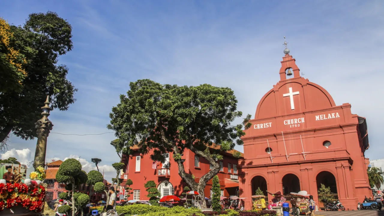 Christ Church i Malacca med sin karakteristiske røde facade Christ Church i Malacca med sin karakteristiske røde facade