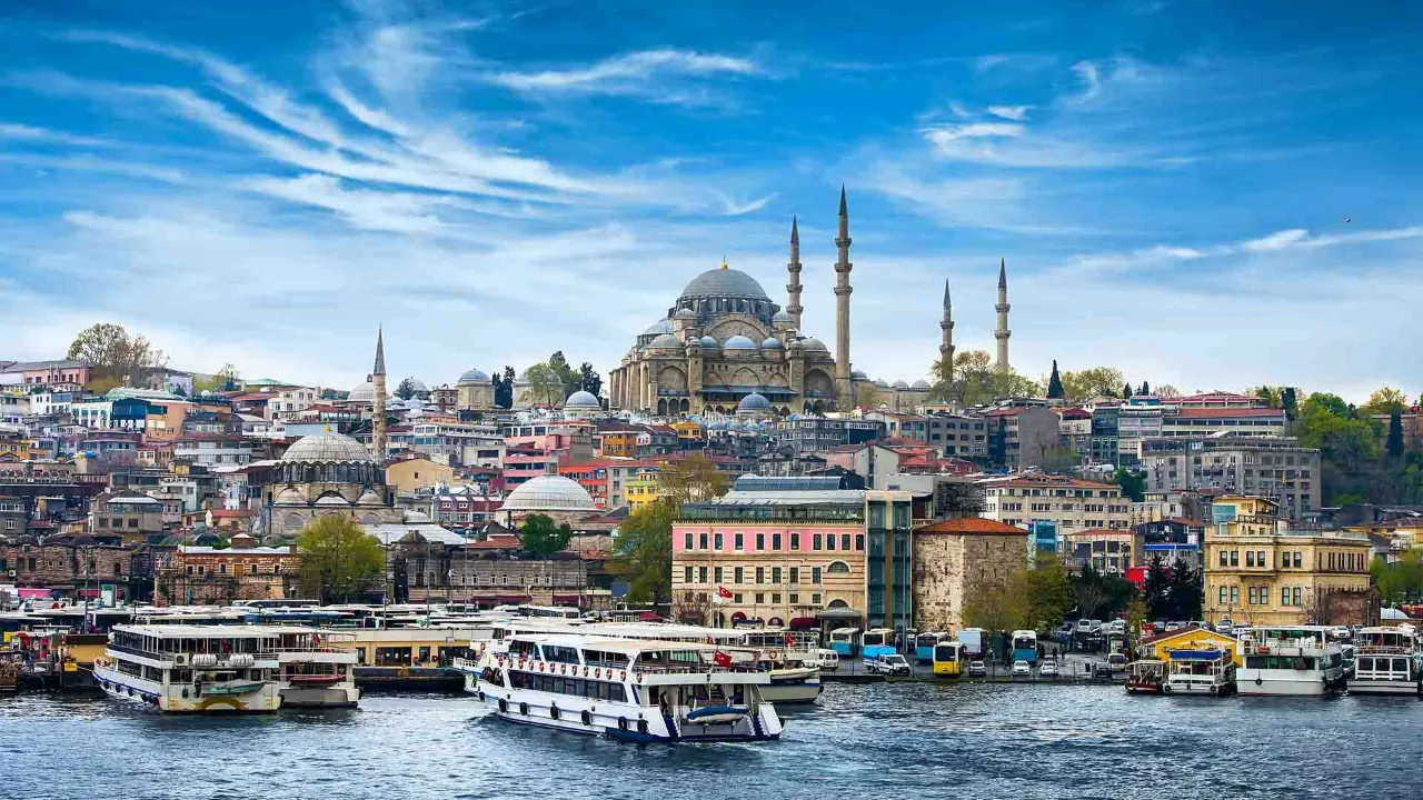 Udsigt over Istanbul med den imponerende Suleymaniye-moské i baggrunden og travle både på Bosporus Udsigt over Istanbul med den imponerende Suleymaniye-moské i baggrunden og travle både på Bosporus