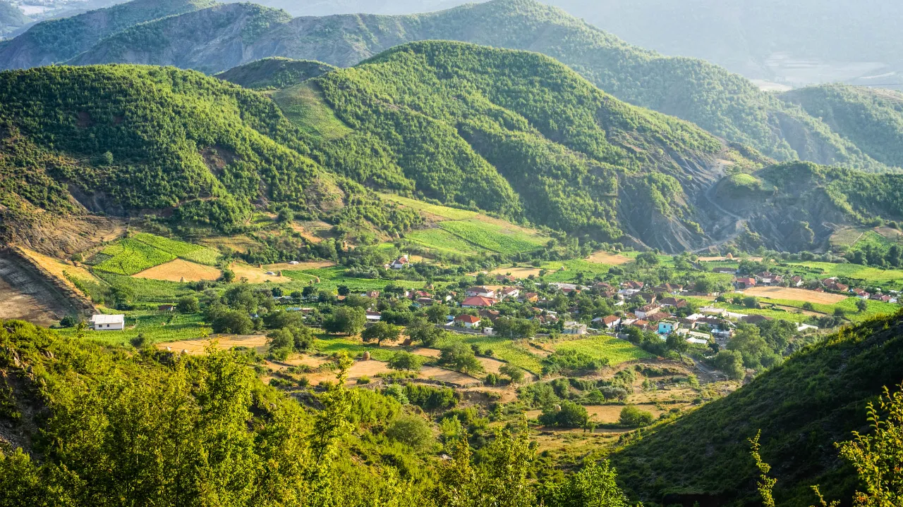 Elbasan, Albanien – en historisk by, kendt for sin osmanniske fæstning, gamle moskéer og livlige kulturarv Elbasan, Albanien – en historisk by, kendt for sin osmanniske fæstning, gamle moskéer og livlige kulturarv