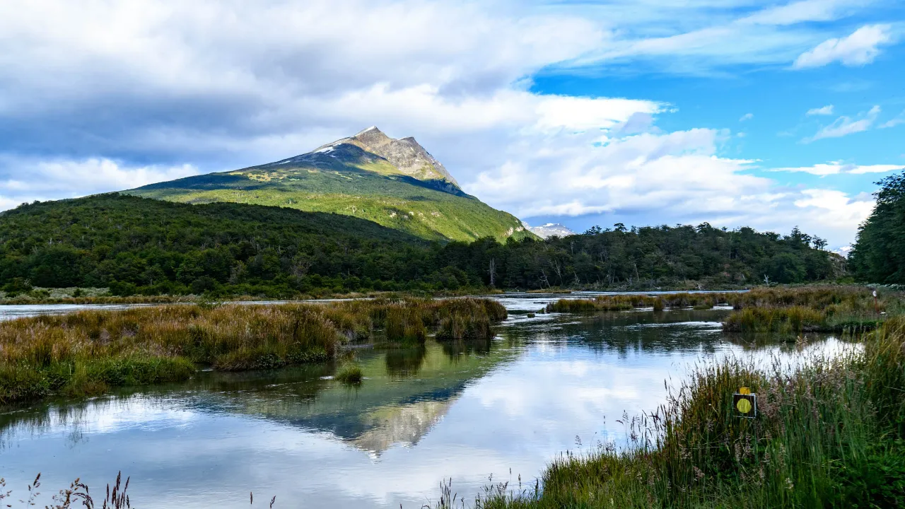 Landskab med bjerg og vådområde på Isla Grande de Tierra del Fuego (Ildlandet)
