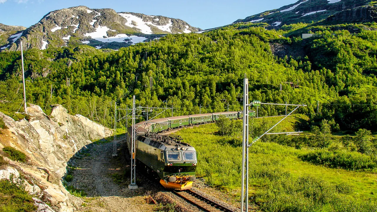 Flåmsbanen snor sig gennem det frodige norske fjeldlandskab Flåmsbanen snor sig gennem det frodige norske fjeldlandskab