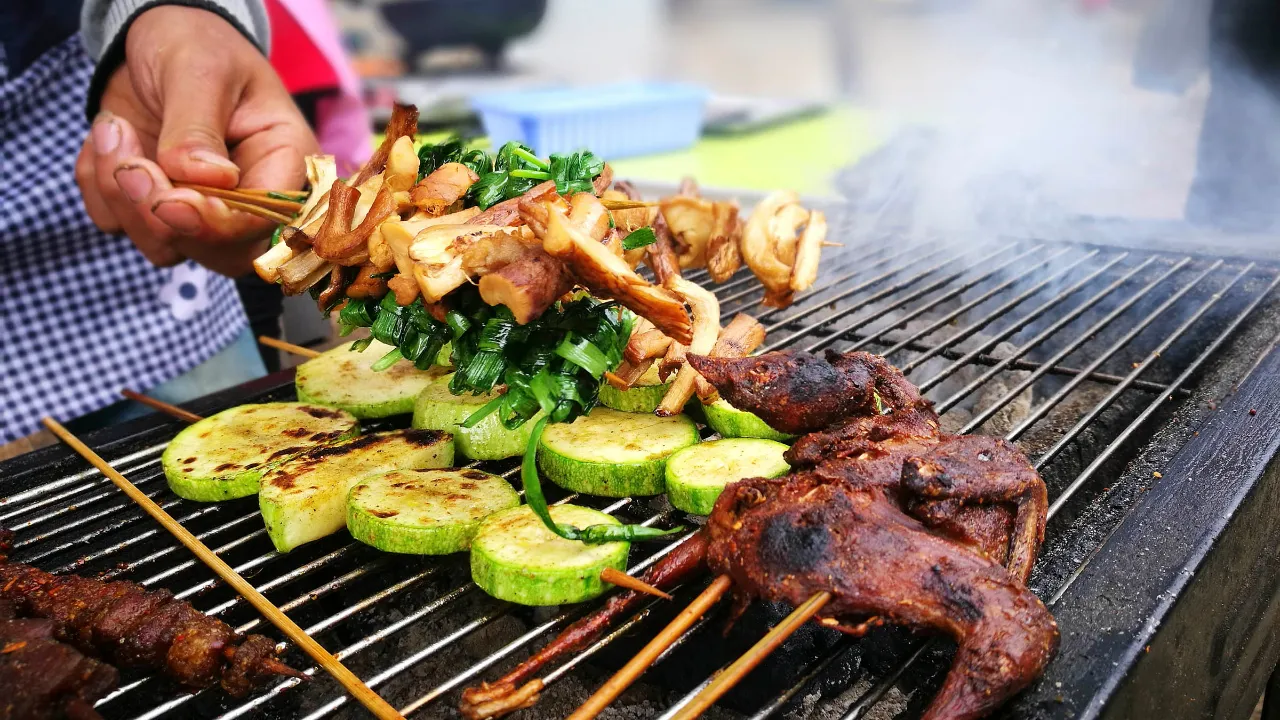 Lokale specialiteter tilberedes over grillen i Ha Giang-provinsen Lokale specialiteter tilberedes over grillen i Ha Giang-provinsen
