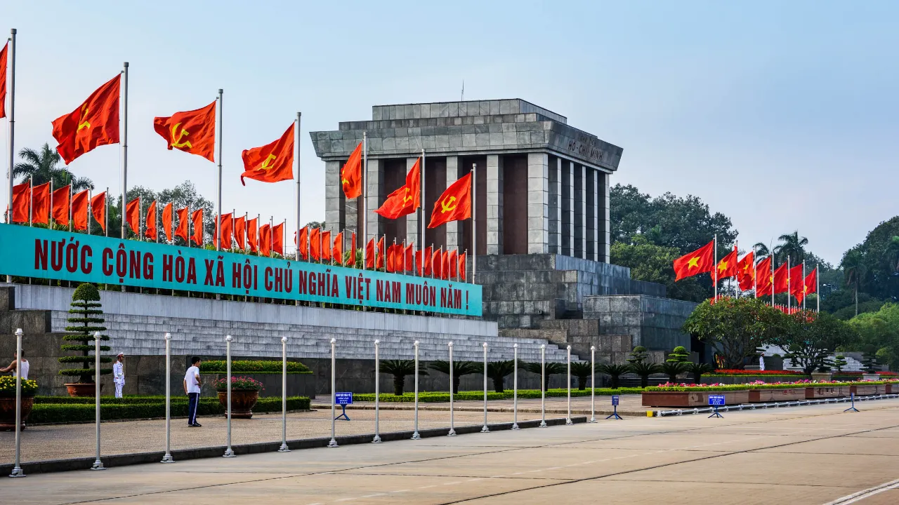 Ho Chi Minhs imponerende mausoleum i Hanoi Ho Chi Minhs imponerende mausoleum i Hanoi