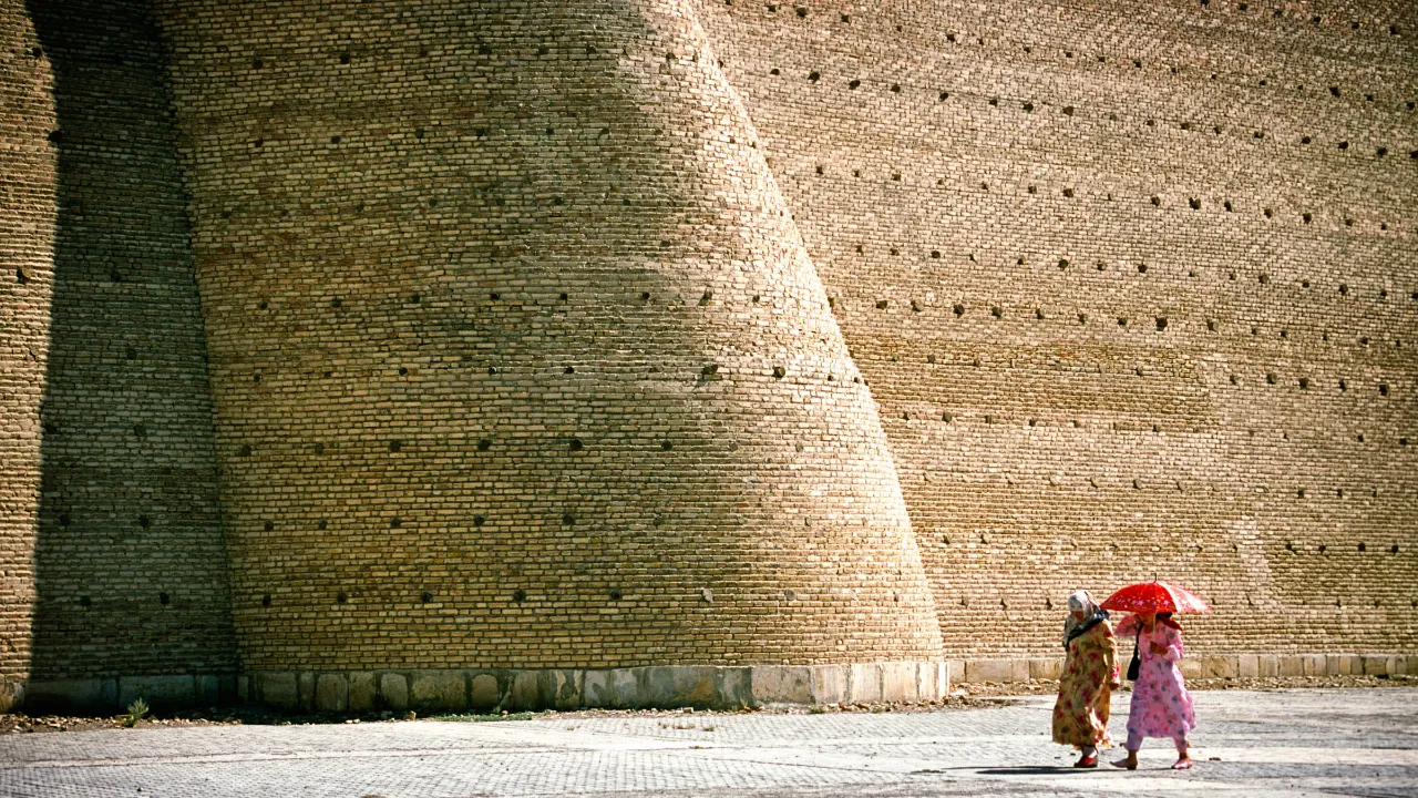 Bukhara, Usbekistan – den historiske bymur med mennesker i forgrunden