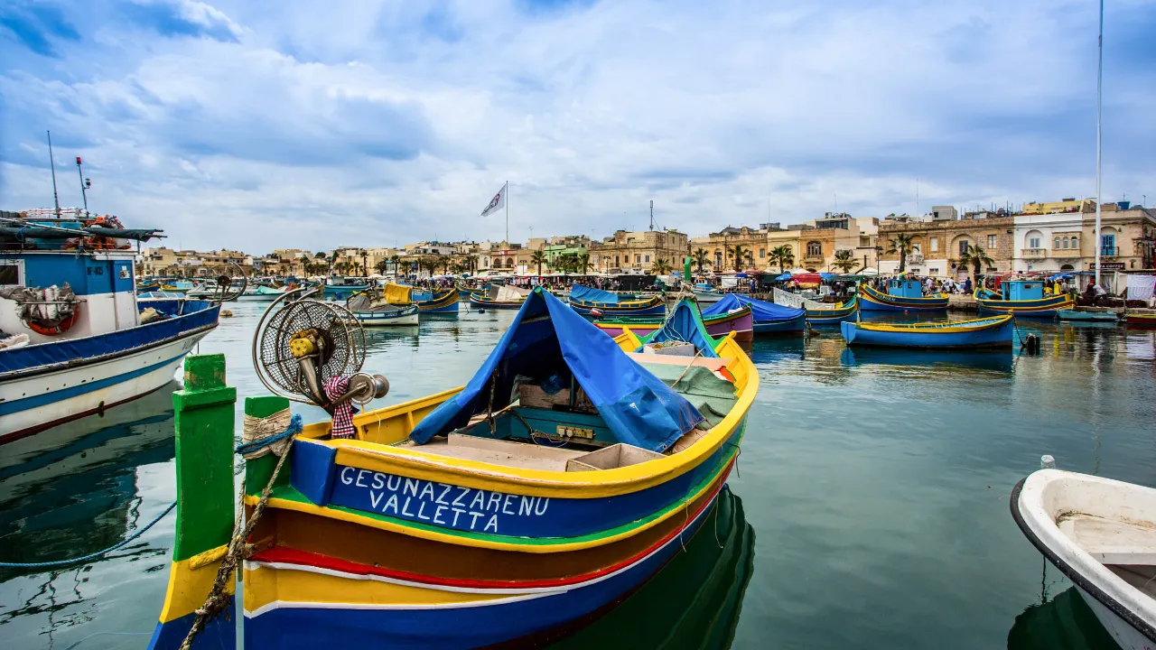 Farverige fiskerbåde i Marsaxlokk Havn Farverige fiskerbåde i Marsaxlokk Havn