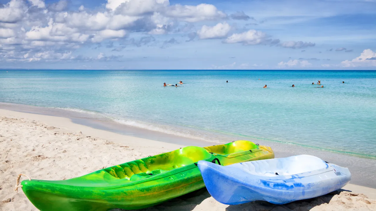 Himmel og hav og kajakker klar til brug på Varadero strand Himmel og hav og kajakker klar til brug på Varadero strand